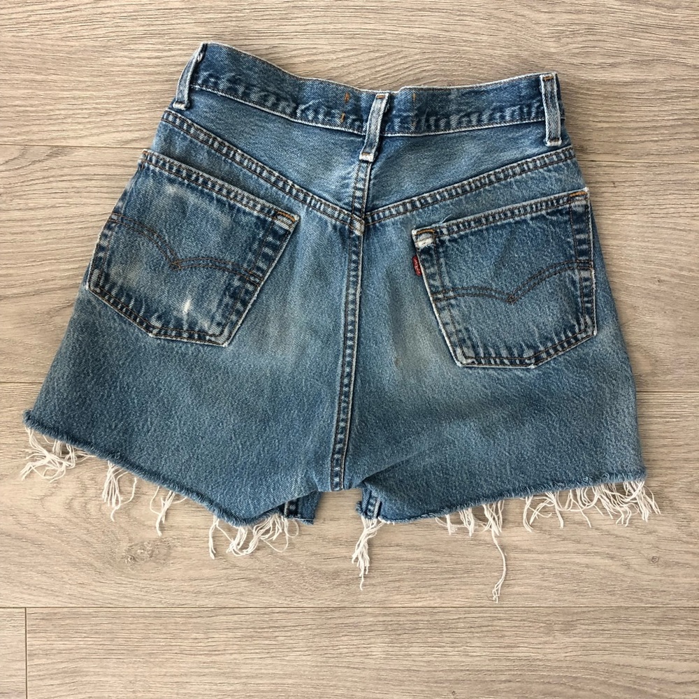 Vintage Levi’s Cross Over Shorts 25